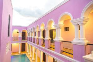 un bâtiment vide avec une piscine au milieu dans l'établissement Hotel Lavanda CAS Merida, à Mérida