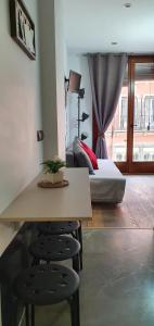 um quarto com uma mesa e cadeiras e uma cama em Apartamento centro Málaga em Málaga