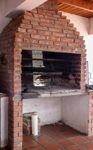 un vieux four en briques avec un mur en briques dans l'établissement Hostal Mirador del Valle, à Cafayate