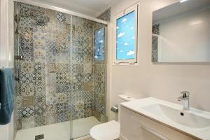 Un baño con ducha, inodoro y lavabo. en Magara Suite Las Canteras, en Las Palmas de Gran Canaria 54 fotos más