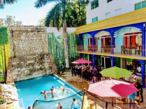坦皮科的住宿－HOTEL ESMERALDA，一群人在度假村的游泳池里
