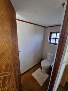 une salle de bain avec toilettes et fenêtre dans l'établissement Milkwood Cottage Mabalingwe, à Bela-Bela