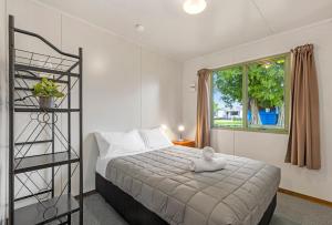 Ένα ή περισσότερα κρεβάτια σε δωμάτιο στο Hamilton City Holiday Park