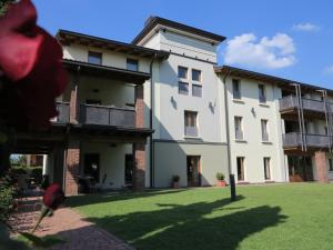 Ponte San Marco塔楼1850酒店的一座带草地庭院的大型白色建筑