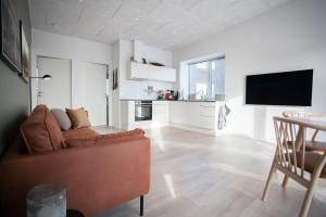 sala de estar con sofá y mesa en New 2 Bedroom Apartment With Sea View en Tórshavn