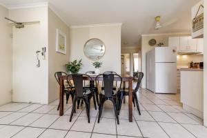 eine Küche und ein Esszimmer mit einem Tisch und Stühlen in der Unterkunft Charming CBD Apt 3bd 2bth - walk to Waterfront in Darwin