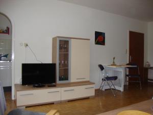 ein Wohnzimmer mit einem TV auf der Kommode in der Unterkunft Appartement Monika in Saalbach-Hinterglemm