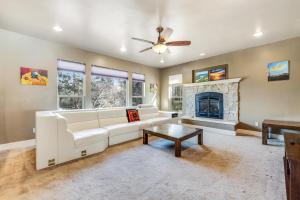 uma sala de estar com um sofá branco e uma lareira em Sweet Vista em Groveland