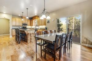 uma cozinha e sala de jantar com mesa e cadeiras em Sweet Vista em Groveland