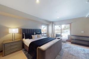 מיטה או מיטות בחדר ב-Red Sky Luxury Retreat