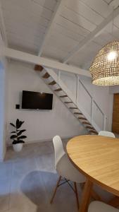 uma sala de jantar com uma mesa e uma escada em ONE Departamentos em Tandil