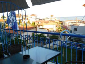 d'un balcon avec une table et une vue sur la ville. dans l'établissement Anna house 4, à Sarti