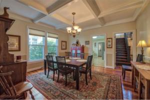 een eetkamer met een tafel en stoelen bij A Beautiful View & Carriage in Lake Junaluska