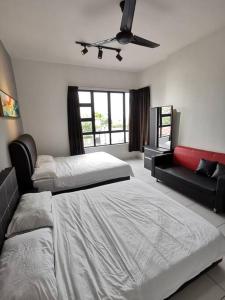 Tempat tidur dalam kamar di 0803 Family Suites Bukit Indah TVbox Wifi Games Toy
