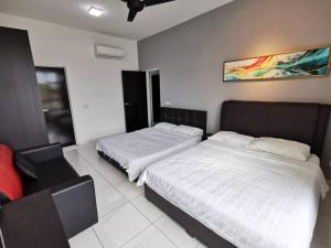 Voodi või voodid majutusasutuse 0803 Family Suites Bukit Indah TVbox Wifi Games Toy toas