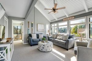 ein Wohnzimmer mit Sofas und einem Deckenventilator in der Unterkunft Sealoft 941 in Seabrook Island