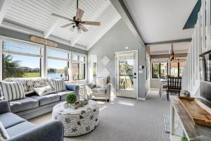 ein Wohnzimmer mit einer Couch und einem Deckenventilator in der Unterkunft Sealoft 941 in Seabrook Island