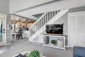 ein Wohnzimmer mit einem großen Flachbild-TV auf einem Tisch in der Unterkunft Sealoft 941 in Seabrook Island