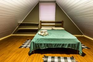 ein Schlafzimmer mit einem Bett in einem Zelt in der Unterkunft Apartamento Completo de 3 quartos em Gramado in Gramado