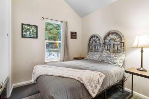 um quarto com uma cama grande e uma janela em Cozy Tiny Home Steps Away From Mt. Rainier em Ashford