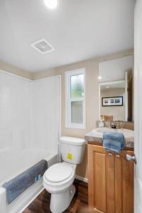 阿什福德New Tiny Home Steps Away From Mt. Rainier的相册照片