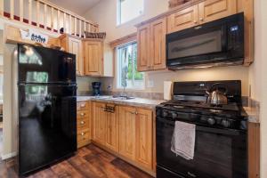 Kjøkken eller kjøkkenkrok på New Tiny Home Steps Away From Mt. Rainier
