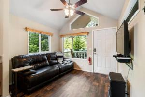 阿什福德New Tiny Home Steps Away From Mt. Rainier的相册照片
