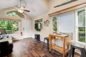 阿什福德New Tiny Home Steps Away From Mt. Rainier的相册照片