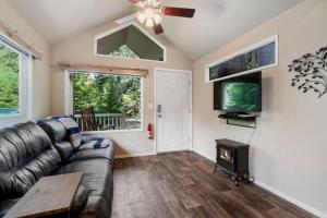 阿什福德New Tiny Home Steps Away From Mt. Rainier的相册照片