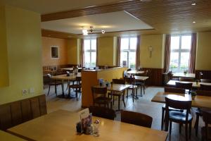 Restoran või mõni muu söögikoht majutusasutuses Hotel Urs und Viktor