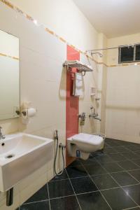 y baño con lavabo y aseo. en Hotel Crescent Crest Sriperumbudur, en Sriperumbudur