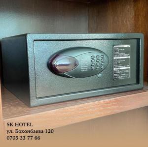 un four micro-ondes installé au-dessus d'une étagère dans l'établissement SK Hotel, à Bishkek