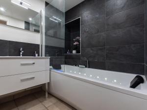 A bathroom at CABANA & Le Saint Amour - Centre-Ville