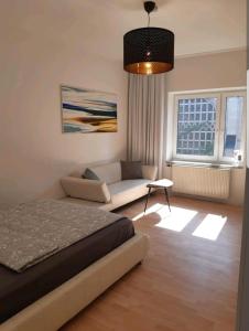 ein Schlafzimmer mit einem Bett und einem Sofa in der Unterkunft Perfect apartment to visit the fair or city in Düsseldorf