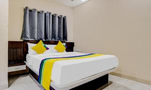 Un pat sau paturi într-o cameră la Hotel Anand Shree,Indore