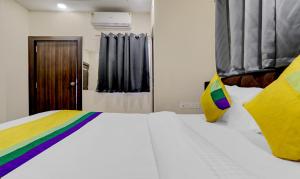 Postelja oz. postelje v sobi nastanitve Hotel Anand Shree Near Airport,Indore