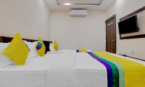 Tempat tidur dalam kamar di Hotel Anand Shree,Indore
