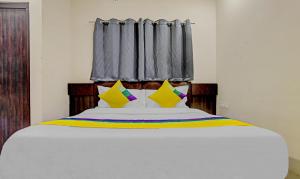 Hotel Anand Shree,Indoreにあるベッド