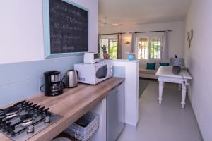 a kitchen with a counter top with a microwave at Le Mandala Moris in Pointe aux Canonniers