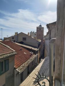Blick auf eine Stadt mit Gebäuden und Dächern in der Unterkunft Costa e Mare in Savona