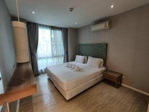 une chambre avec un lit avec deux serviettes dessus dans l'établissement Atlantis Condo Resort By Somphong, à Jomtien Beach 67 autres photos