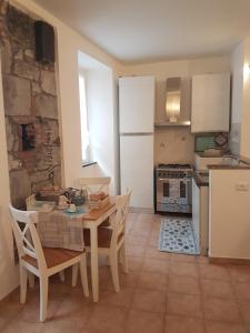 A kitchen or kitchenette at Appartamentino tipico nel centro