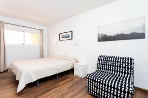 Ένα ή περισσότερα κρεβάτια σε δωμάτιο στο Médano sea view balcony +19 φωτογραφίες