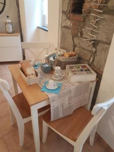 A seating area at Appartamentino tipico nel centro