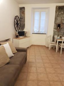 A television and/or entertainment centre at Appartamentino tipico nel centro