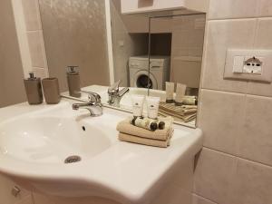 A bathroom at Appartamentino tipico nel centro