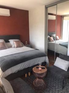 Tempat tidur dalam kamar di Chambres d'hôtes L'âme de Travassac