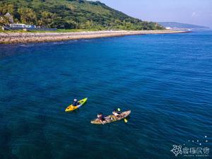 three people are in kayaks in the water at Chen Je B&B in Xiaoliuqiu