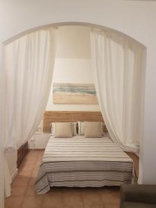 A bed or beds in a room at Appartamentino tipico nel centro