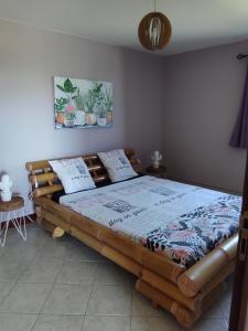 um quarto com uma cama de madeira num quarto em Un coin de paradis, piscine privative, vue Saintes em Trois-Rivières